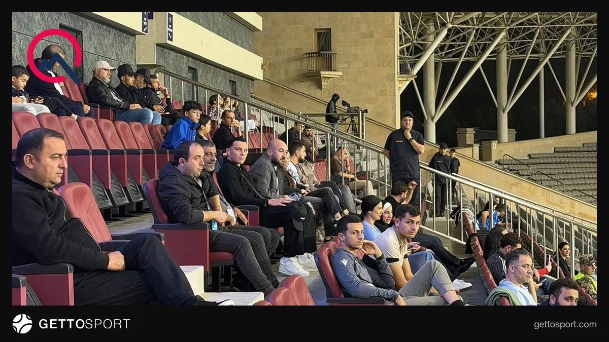 Renat Dadaşov tribunada oturub, yanında İlqar Qurbanov