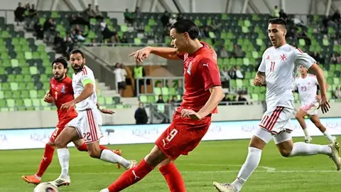 Renat Dadaşov millinin formasında meydanda dayanıb, mətbuat açıqlaması verir