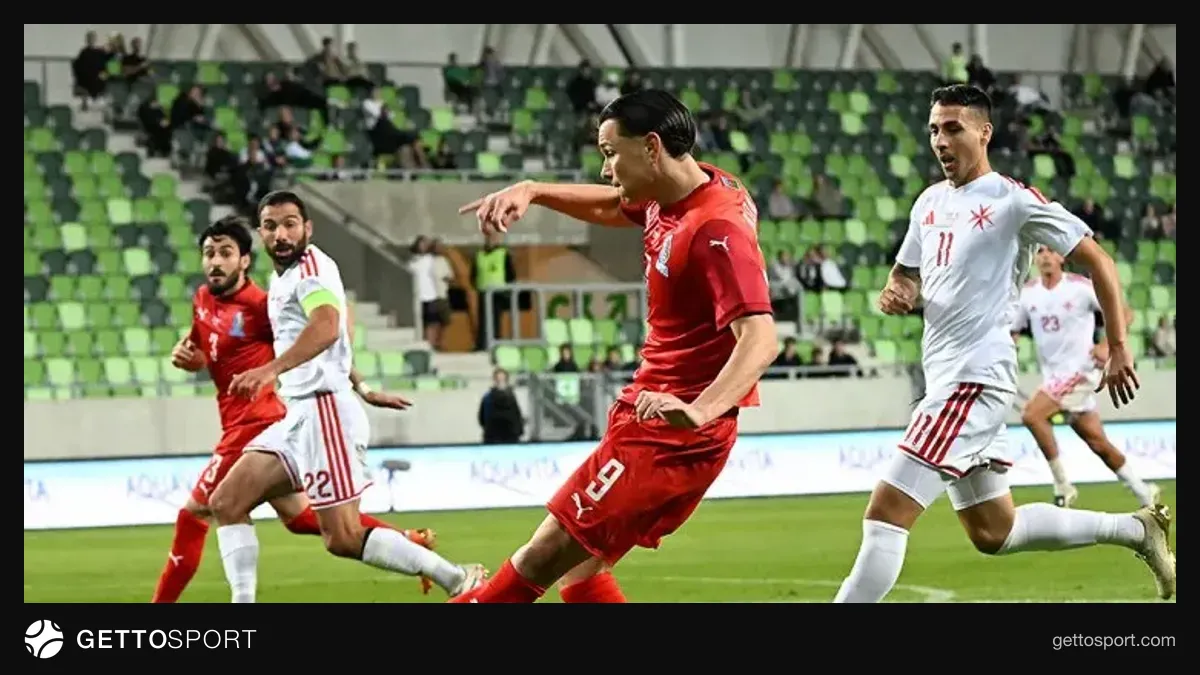 Renat Dadaşov millinin formasında meydanda dayanıb, mətbuat açıqlaması verir
