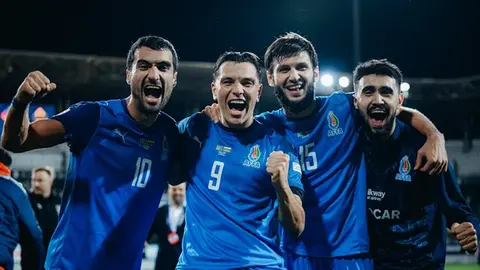 Renat Dadaşov tibbi müayinədə, futbolçu və tibb heyəti
