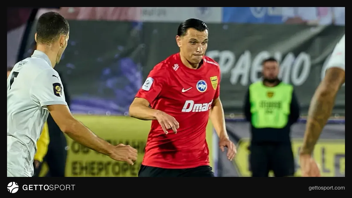 Bukovina stadionunda keçirilən Bukovina – Polissya oyunu zamanı futbolçuların mübarizəsi