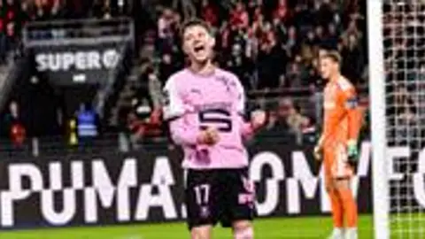 Rennes oyuncuları gol sevinci, Szymanski önde