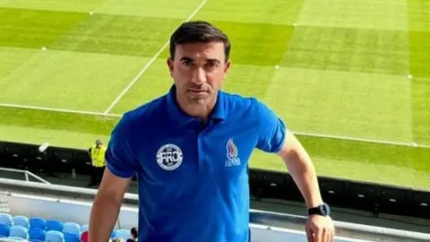 Rəşad Abdullayev müsahibə verərkən stadion fonunda