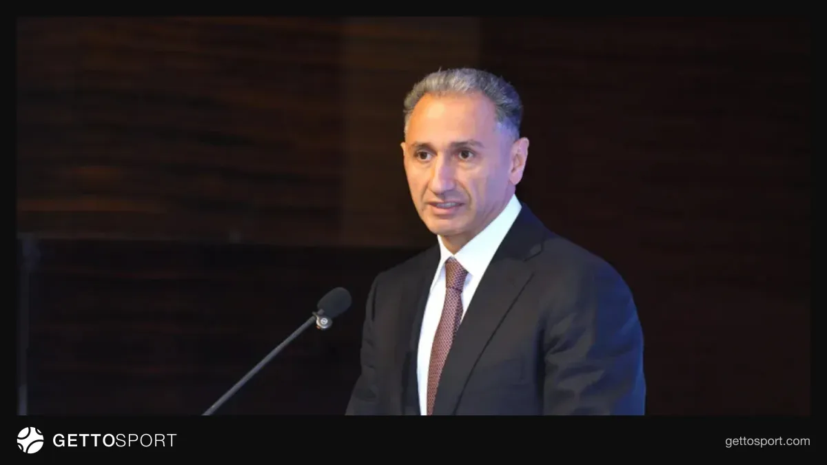 Milli cüdoçuların medallarla qrup şəkli, arxada Rəşad Nəbiyev