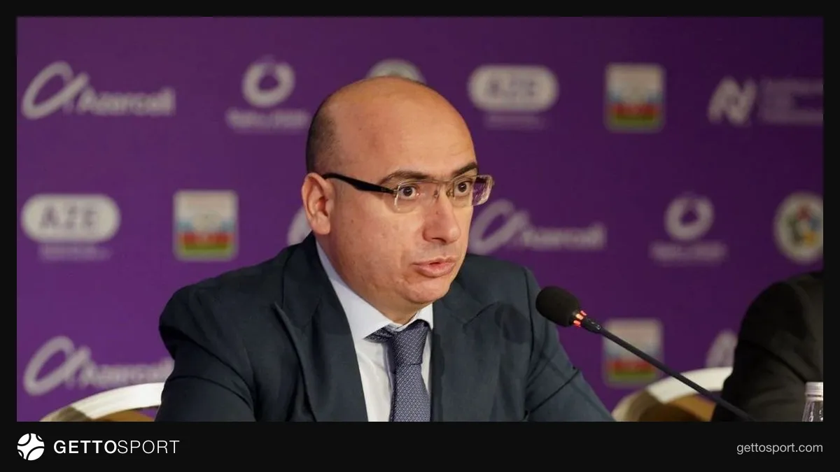 Rəşad Rəsullu mətbuat konfransında nitq söyləyir