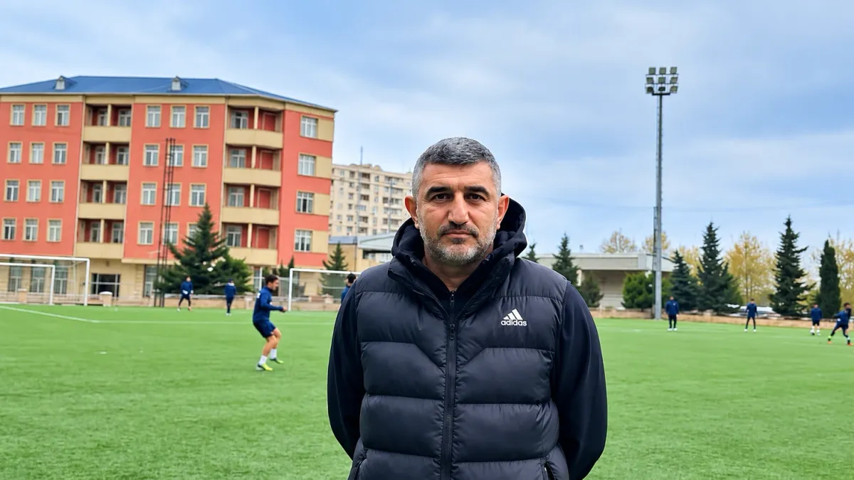 Rəşad Sadiqov komandaya təlimat verir