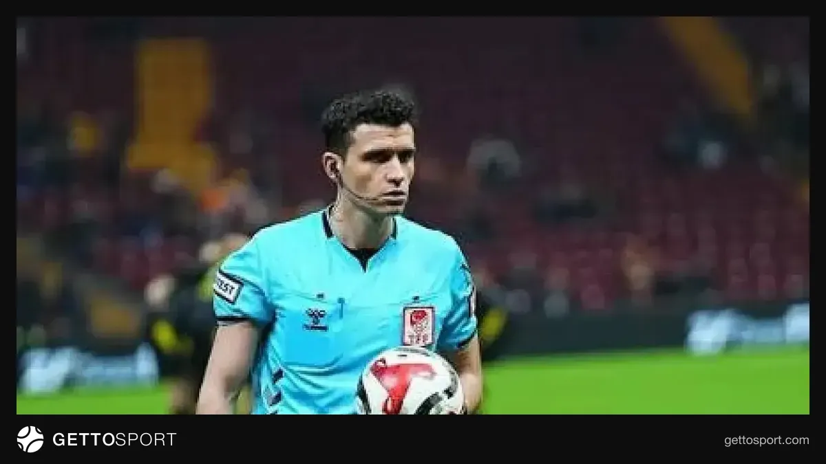 Reşat Onur Coşkunses maç esnasında hakem formasıyla düdük tutuyor