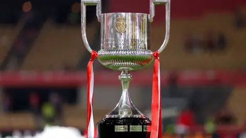 Boş bir futbol stadyumu ve RFEF logosu