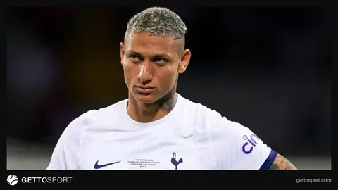 Riçarlison futbol forması ilə meydançada