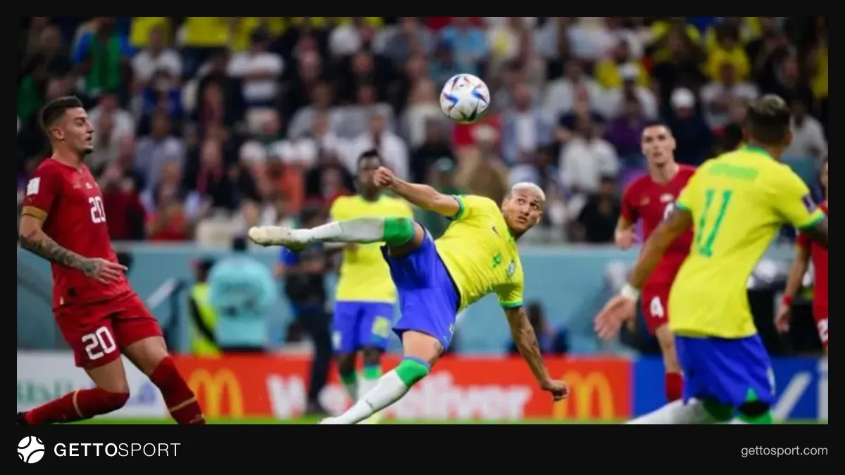 Richarlison Tottenham formasını giyerken top kontrolü yapıyor