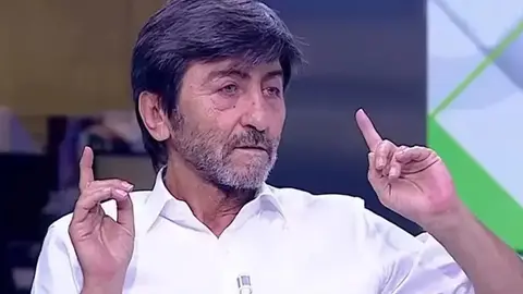 Rıdvan Dilmen stüdyoda TV8'de konuşurken
