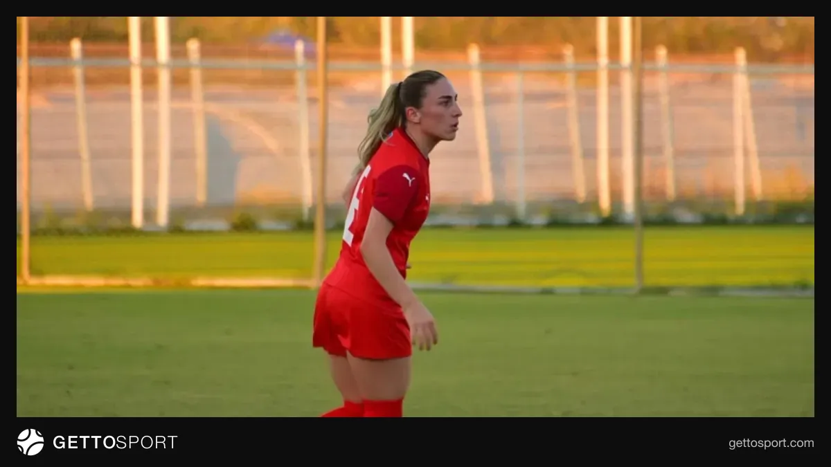 Riga FC Women komandasının futbolçuları Latviya Kubokunu sevinc içində qazanarkən