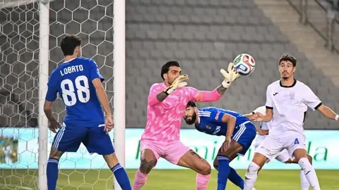 Rikardo Fernandes müsahibə zamanı mikrofon önündə