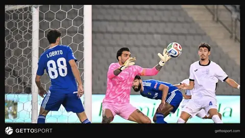 Rikardo Fernandes müsahibə zamanı mikrofon önündə
