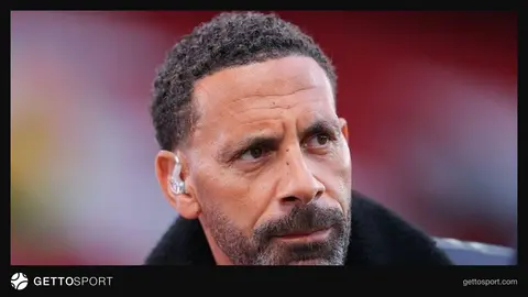 Rio Ferdinand jurnalistlərlə danışarkən