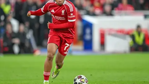 Rio Ngumoha gol pası verirken Anfield'da kutlama yapıyor