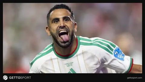 Riyad Mahrez Al-Shamal formasıyla poz veriyor