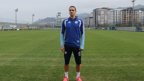 Rizespor kaptanı Taylan Antalyalı antrenman öncesi konuşurken
