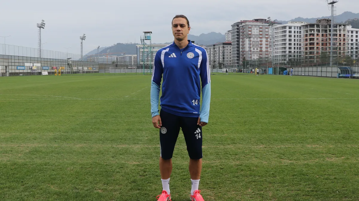 Rizespor kaptanı Taylan Antalyalı antrenman öncesi konuşurken