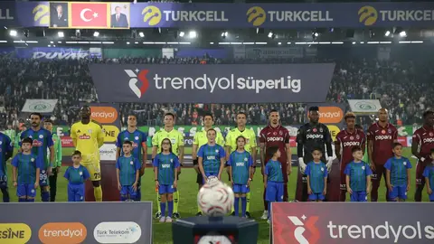 Rize stadyumunda güvenlik görevlileri ve taraftarlar; güvenlik araması sahnesi