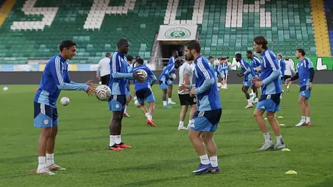 Rizespor forması giyen futbolcular ve taraftarlar stadyumda