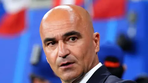 Roberto Martínez el sıkışırken veya takım fotoğrafı