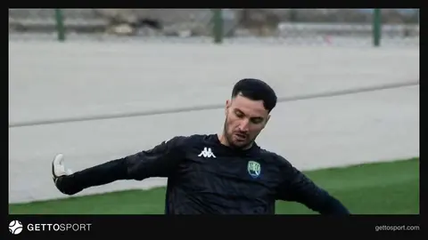 Rojerio Santos qapıda, Kəpəz-in forması ilə