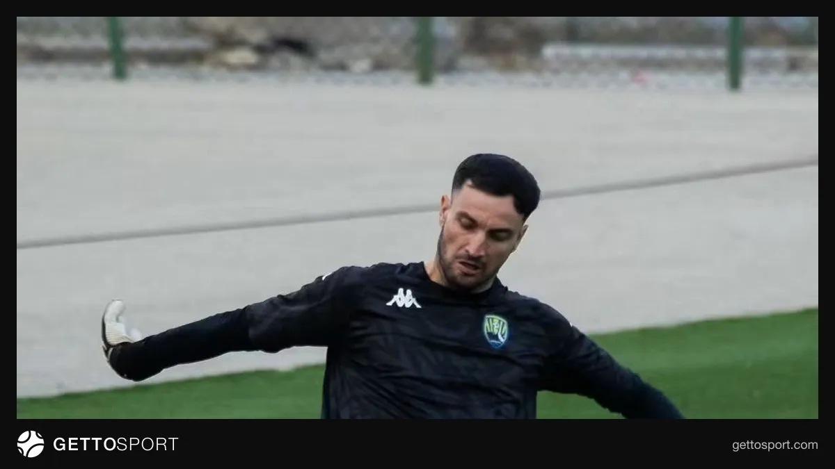 Rojerio Santos qapıda, Kəpəz-in forması ilə