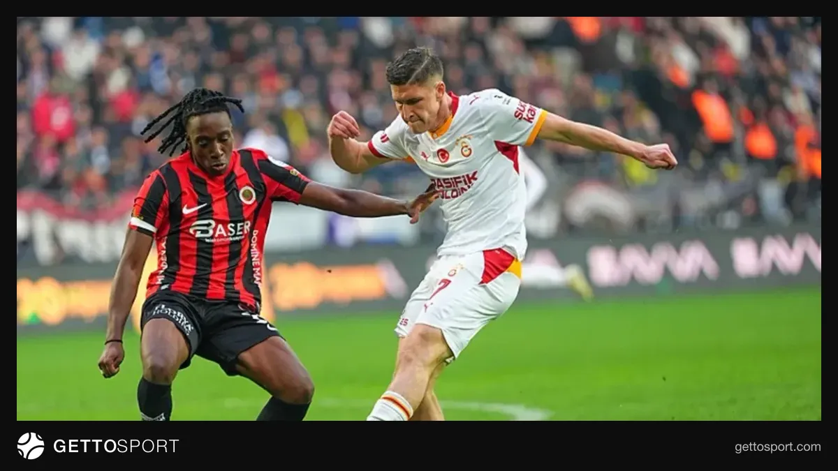 Roland Sallai Galatasaray formasıyla sahada koşuyor