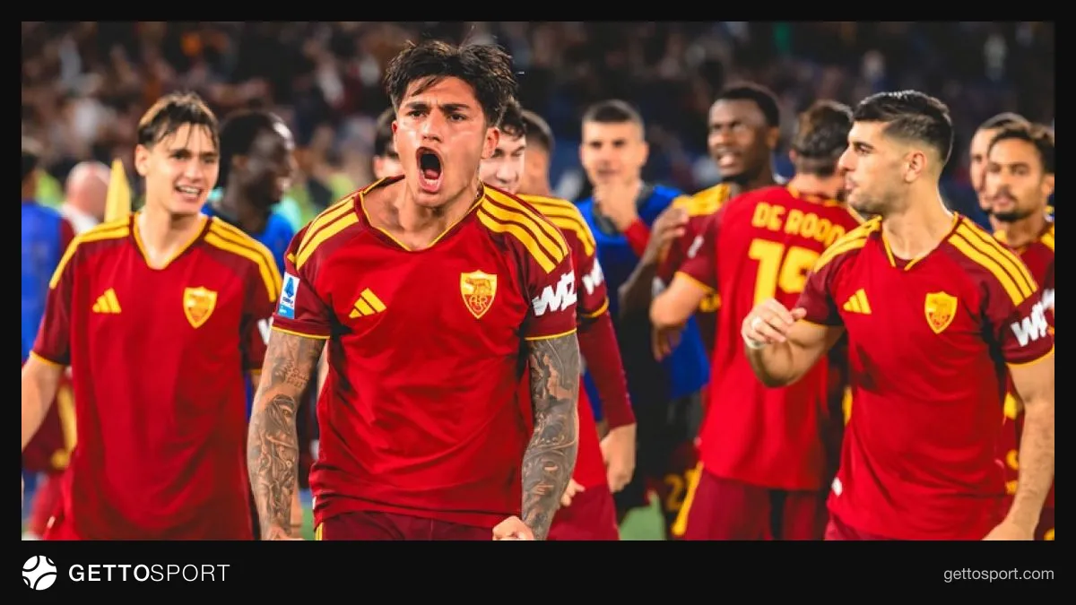 Roma oyuncuları gol sevinci kutluyor, Santiago Castro gol atarken