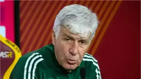 Roma baş məşqçisi Can Pyero Qasperini mətbuat konfransında
