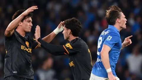 Napoli ile Roma oyuncuları 3-3 biten maç sonrası orta sahada