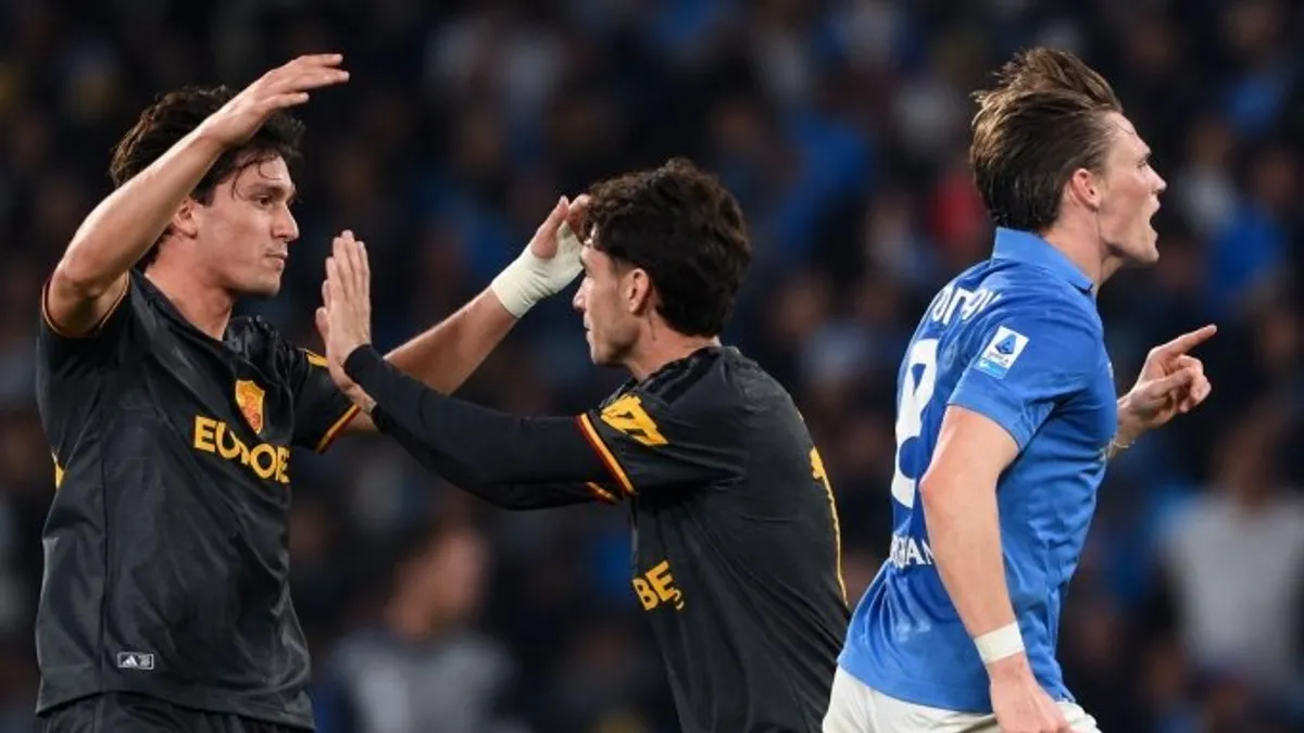Napoli ile Roma oyuncuları 3-3 biten maç sonrası orta sahada