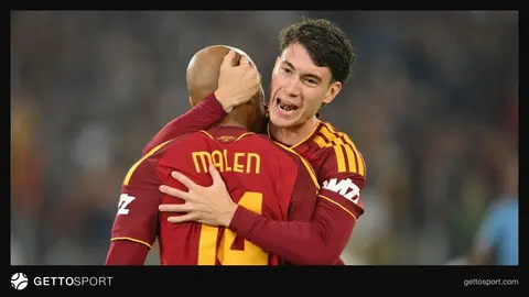 Roma oyuncuları gol sevincinde; Stadyum görüntüsü