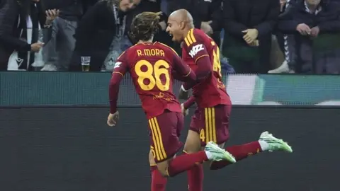 Roma oyuncuları gol sevinci sırasında