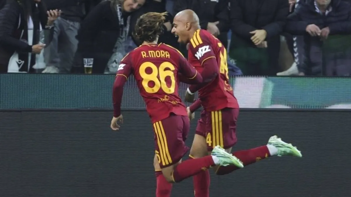 Roma oyuncuları gol sevinci sırasında