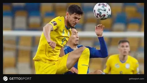 Roman Maksimyukun portret fotosu və ya onun Dinamo Kiyev forması