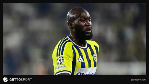 Romelu Lukaku formasıyla ısınırken sağlık personeliyle konuşuyor