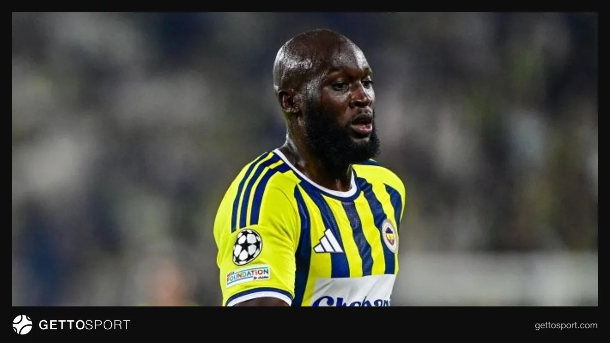 Romelu Lukaku formasıyla ısınırken sağlık personeliyle konuşuyor