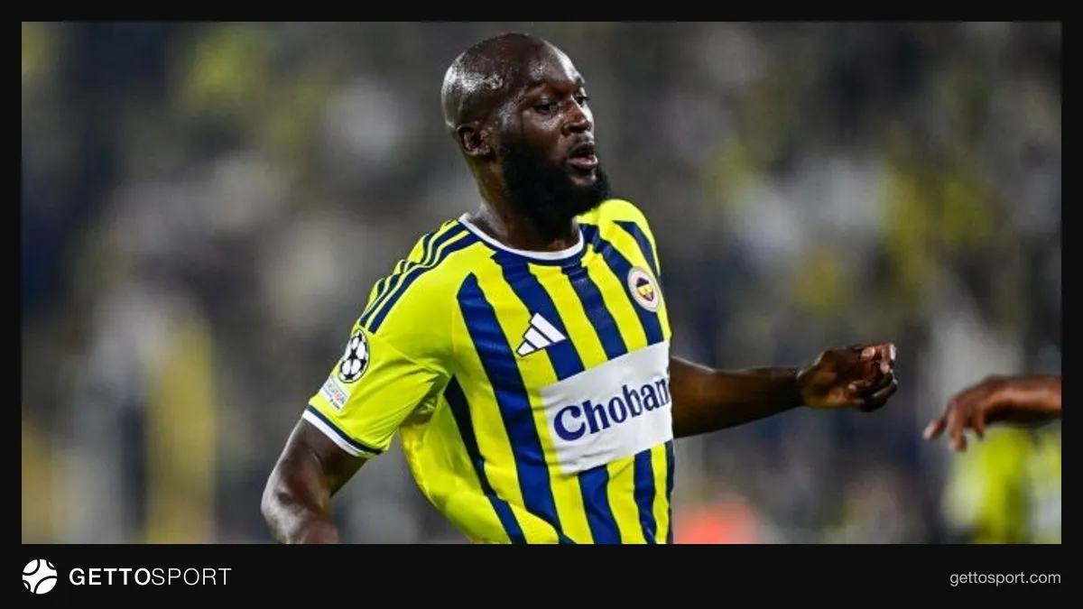 Romelu Lukaku Fenerbahçe formasıyla top sürüyor