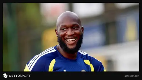 Romelu Lukaku maç sırasında mücadele ederken çekilmiş fotoğrafı