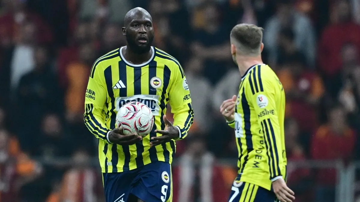 Romelu Lukaku maçta topu kontrol etmeye çalışırken saha görüntüsü