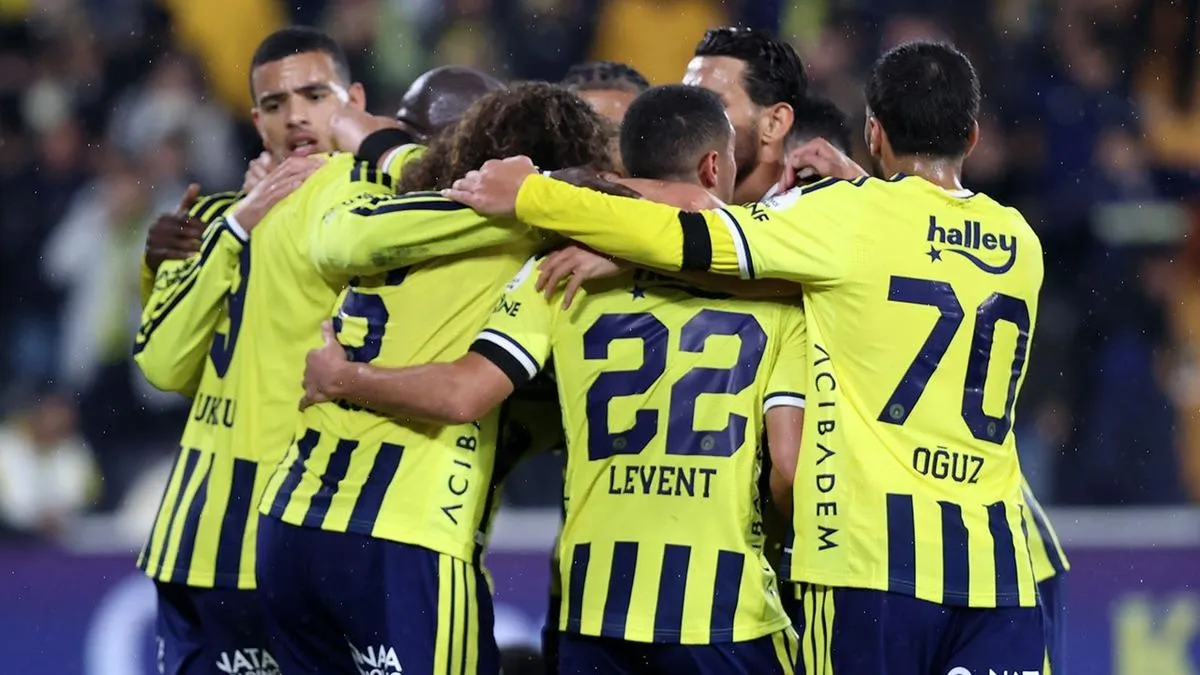 Romelu Lukaku Fenerbahçe formasını giyerken saha kenarında düşünceli görüntü