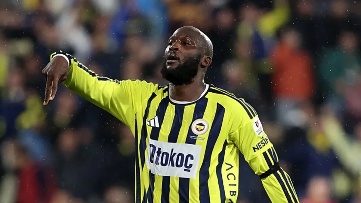 Fenerbahçe formasıyla Romelu Lukaku sahada düşünceli yürürken