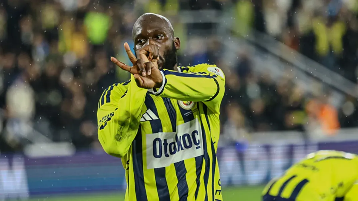 Fenerbahçe formasını giyen Romelu Lukaku top sürerken