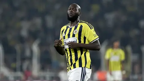 Romelu Lukaku sarı-lacivert formayla top sürüyor