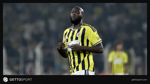 Romelu Lukaku sarı-lacivert formayla top sürüyor