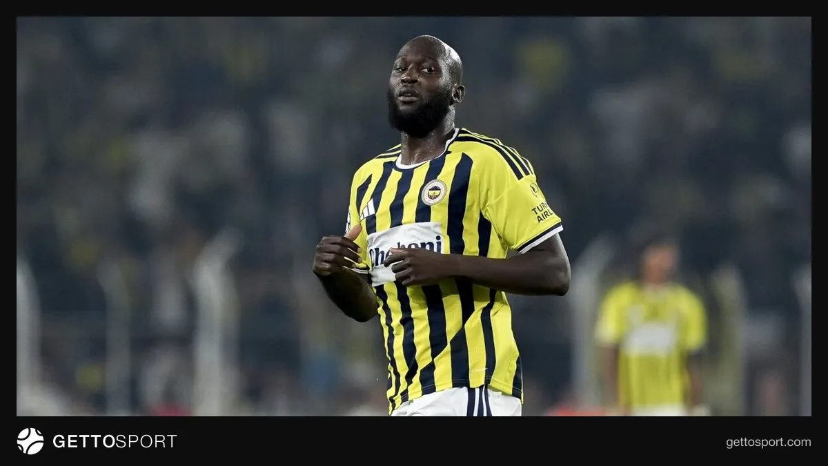 Romelu Lukaku sarı-lacivert formayla top sürüyor