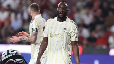 Romelu Lukaku Fenerbahçe formasıyla maç sırasında düşünceli görüntü