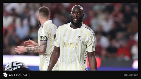 Romelu Lukaku Fenerbahçe formasıyla maç sırasında düşünceli görüntü